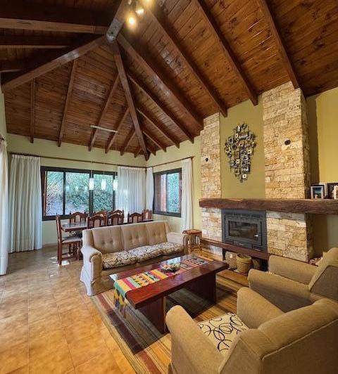 Casa · 430m² · 8 Ambientes · 4 Cocheras