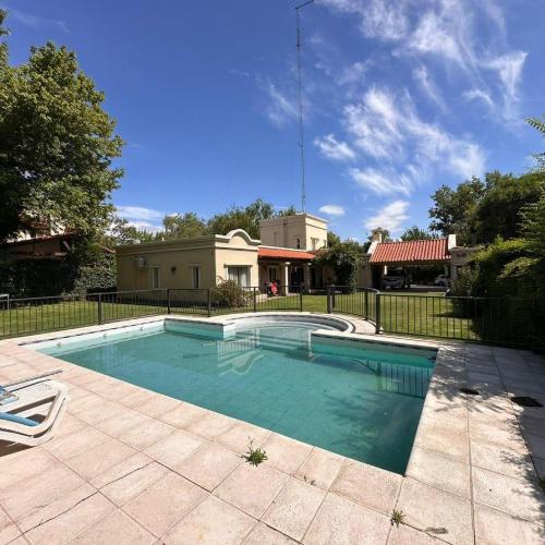 Casa · 390m² · 1 Ambiente · 2 Cocheras