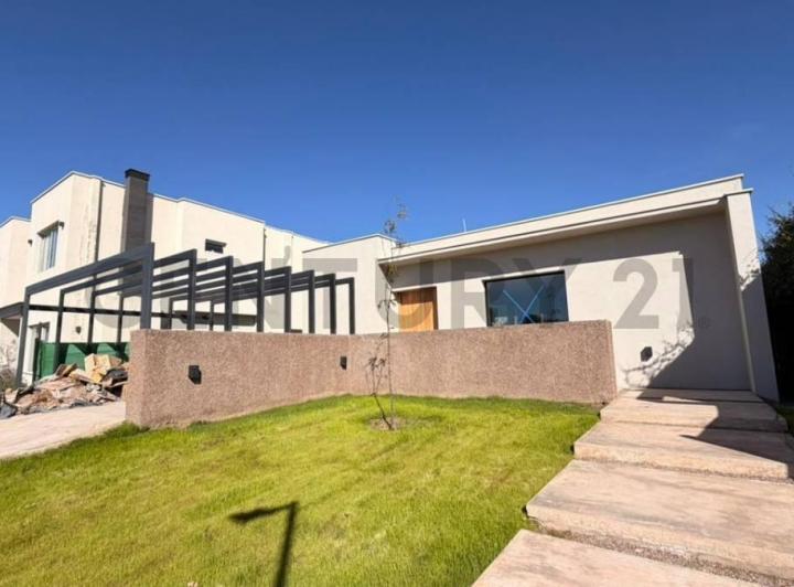 Casa · 204m² · 5 Ambientes · 2 Cocheras