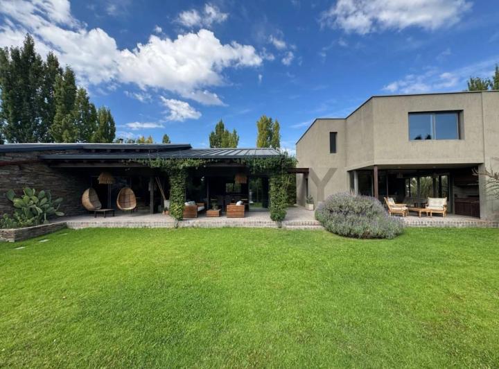 Casa · 420m² · 7 Ambientes · 6 Cocheras