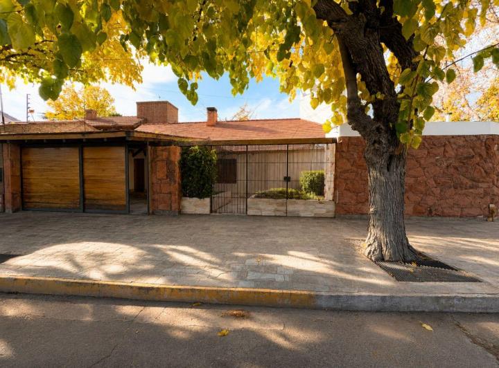 Casa · 360m² · 10 Ambientes · 3 Cocheras