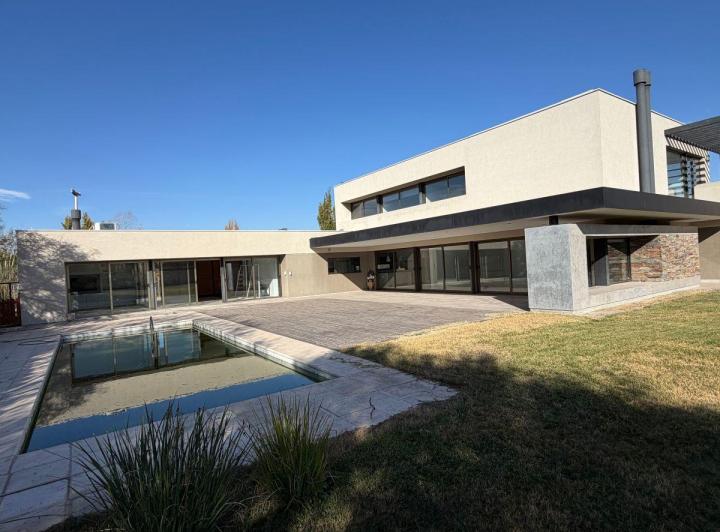 Casa · 534m² · 8 Ambientes · 2 Cocheras