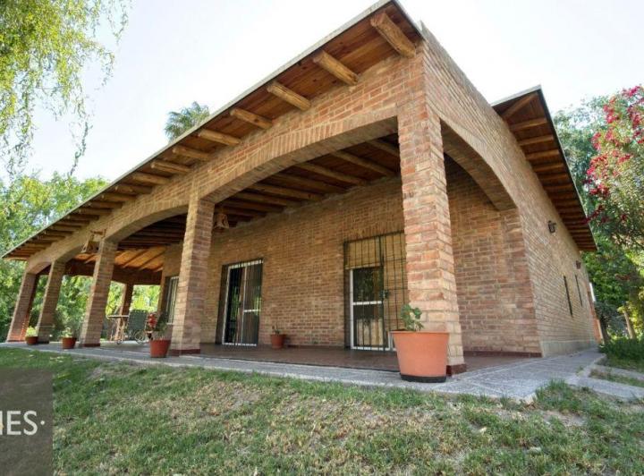 Casa · 265m² · 5 Ambientes · 2 Cocheras