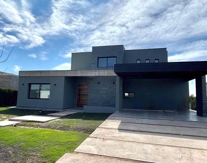 Casa · 272m² · 7 Ambientes · 2 Cocheras