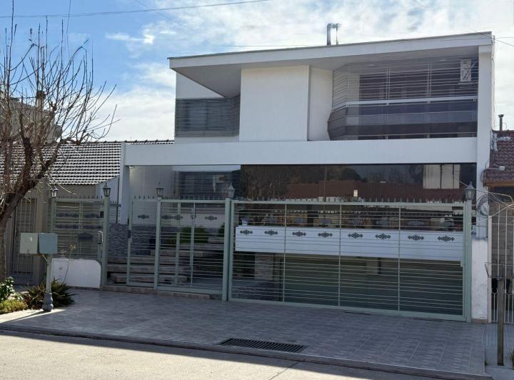Casa · 245m² · 5 Ambientes · 2 Cocheras