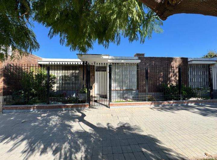 Casa · 200m² · 6 Ambientes · 2 Cocheras