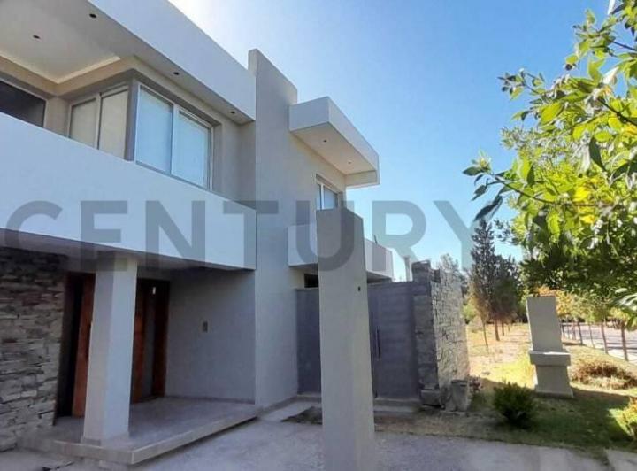 Casa · 233m² · 3 Dormitorios