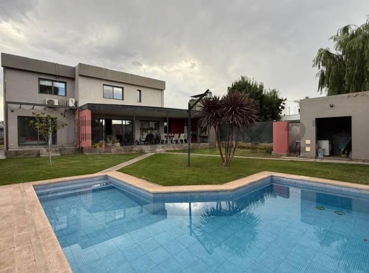 Casa · 220m² · 6 Ambientes · 3 Cocheras