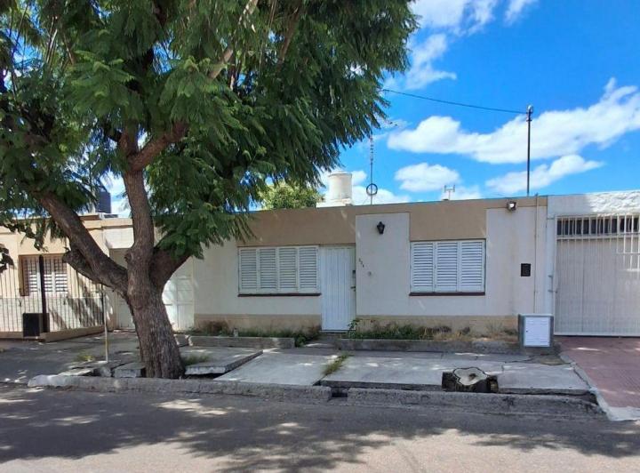 Casa · 98m² · 4 Ambientes · 2 Cocheras
