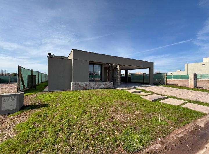 Casa · 500m² · 6 Ambientes · 2 Cocheras