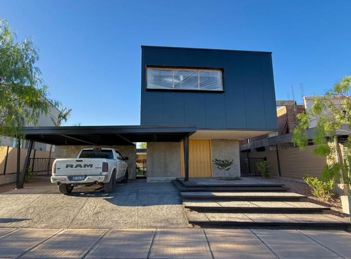 Casa · 380m² · 6 Ambientes · 3 Cocheras