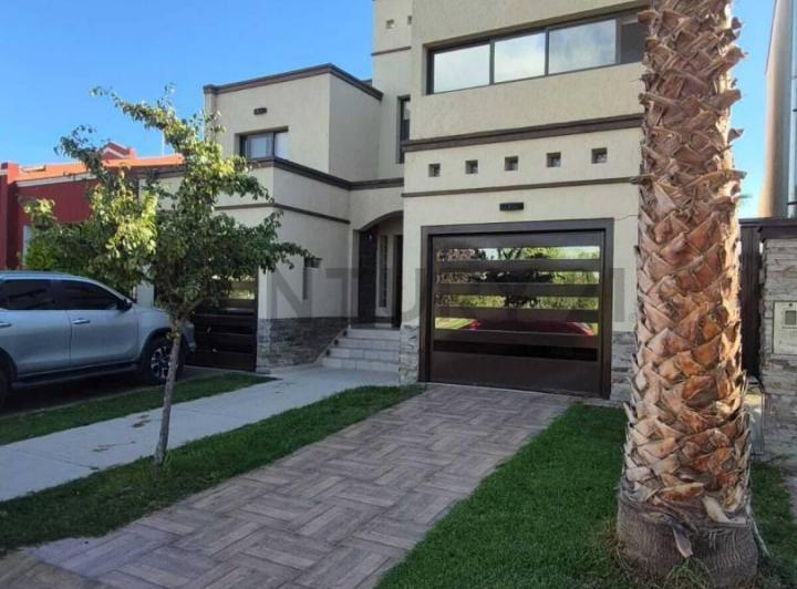 Casa · 380m² · 3 Dormitorios · 2 Cocheras