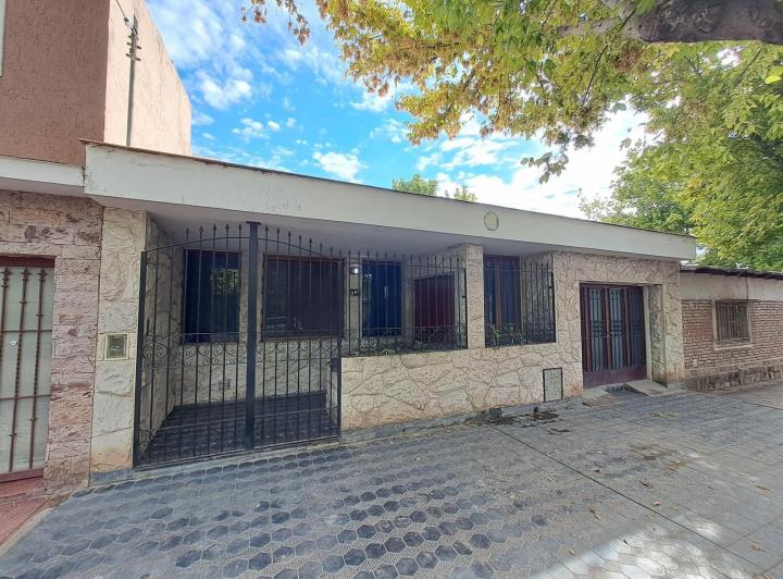 Casa · 182m² · 7 Ambientes · 1 Cochera
