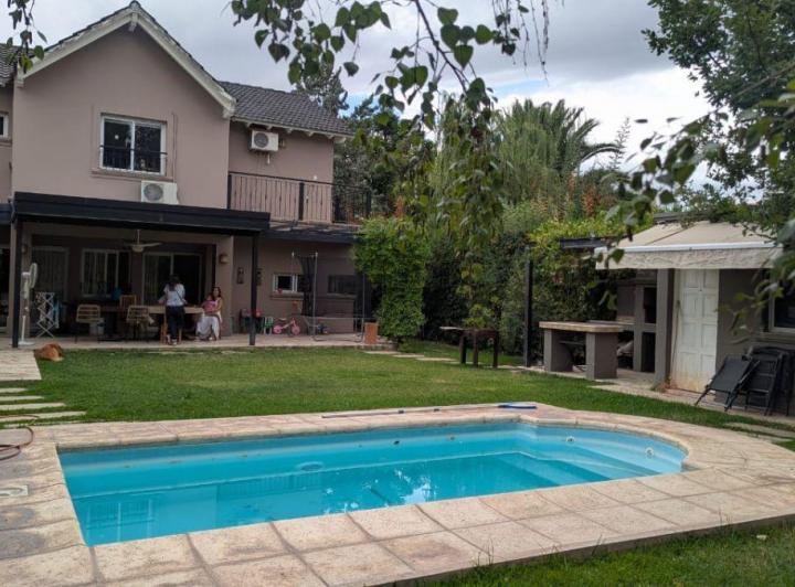 Casa · 179m² · 1 Ambiente · 2 Cocheras