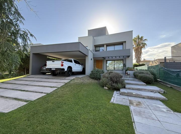 Casa · 438m² · 6 Dormitorios · 2 Cocheras