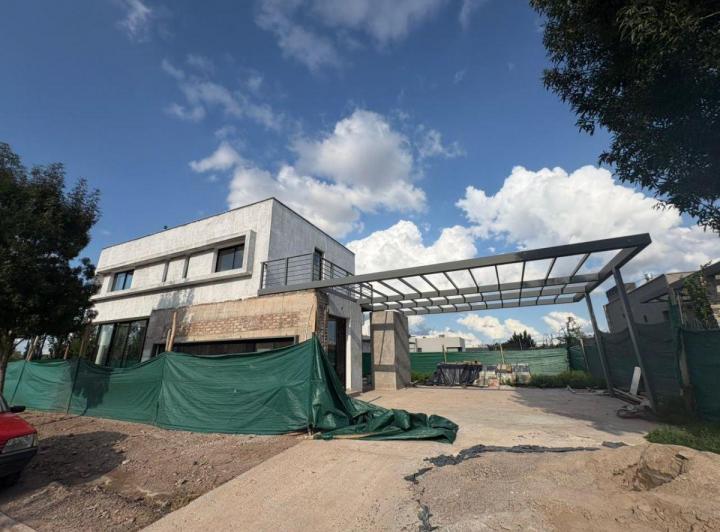 Casa · 210m² · 5 Ambientes · 2 Cocheras