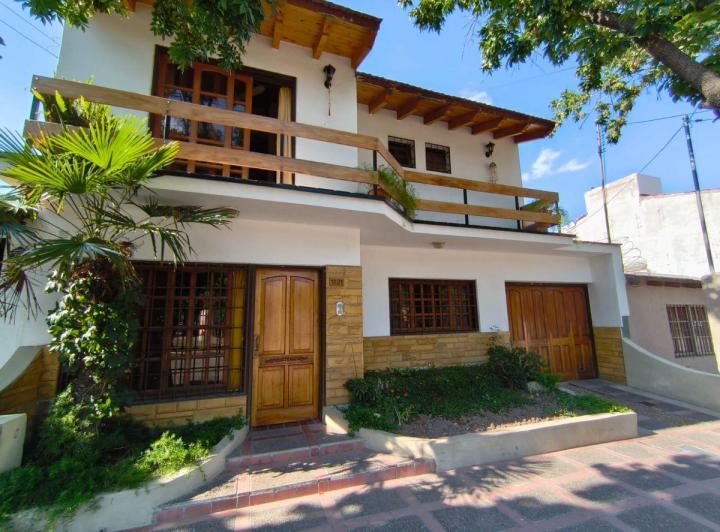 Casa · 180m² · 6 Ambientes · 2 Cocheras