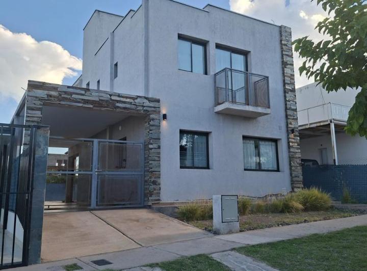 Casa · 160m² · 3 Dormitorios · 2 Cocheras