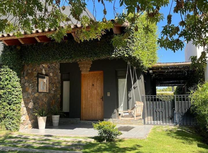 Casa · 247m² · 7 Ambientes · 2 Cocheras