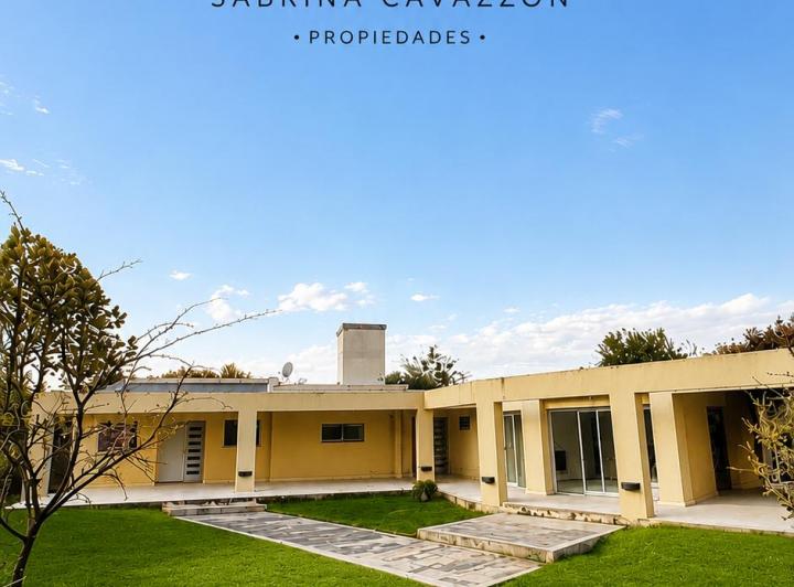 Casa · 276m² · 6 Ambientes · 4 Cocheras