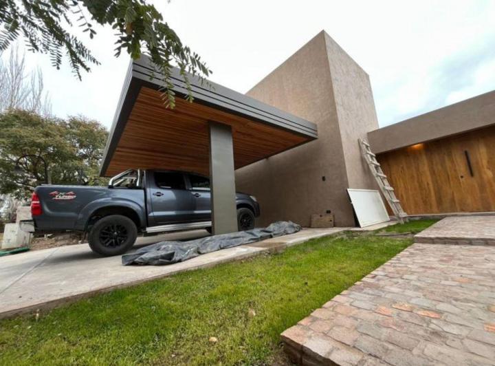 Casa · 250m² · 6 Ambientes · 2 Cocheras