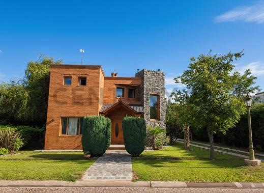 Casa · 330m² · 5 Ambientes · 2 Cocheras