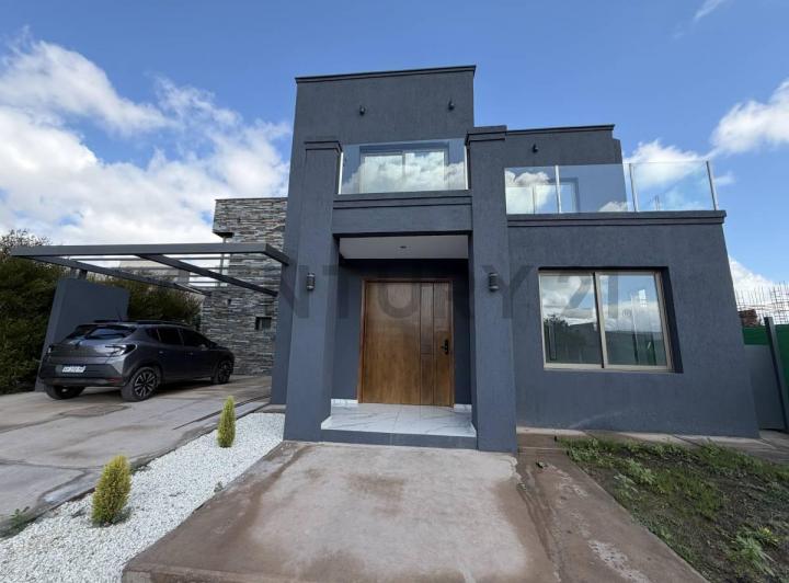 Casa · 270m² · 6 Ambientes · 2 Cocheras