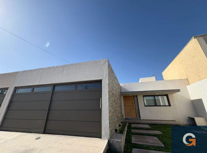 Casa · 185m² · 6 Ambientes · 2 Cocheras