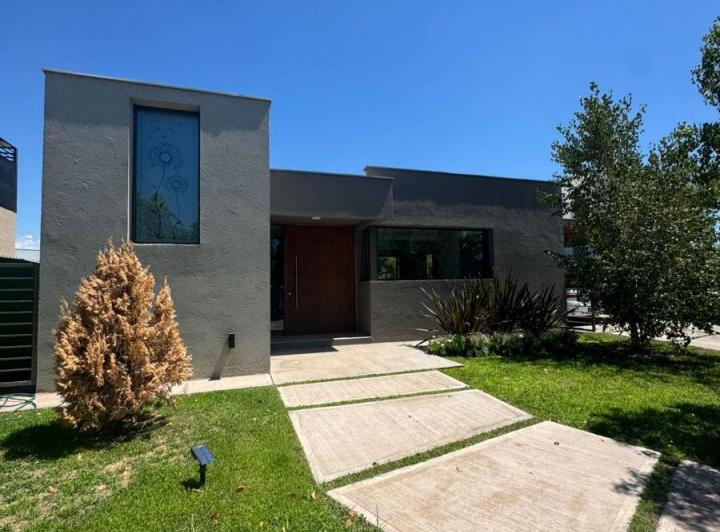 Casa · 135m² · 6 Ambientes · 2 Cocheras