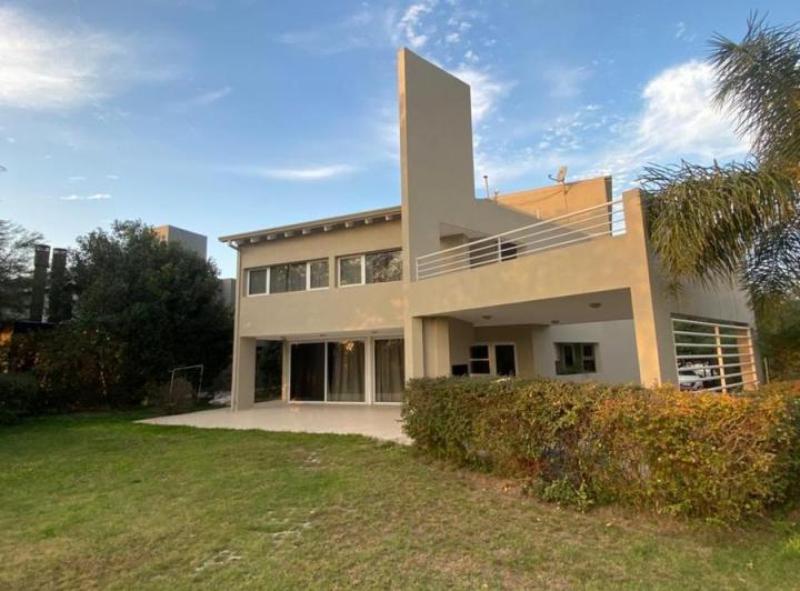 Casa · 500m² · 7 Ambientes · 4 Cocheras