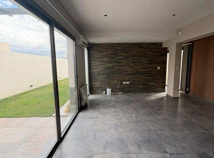 Casa · 170m² · 6 Ambientes · 2 Cocheras