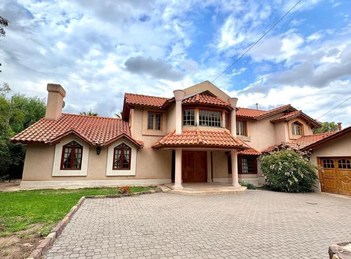 Casa · 410m² · 6 Dormitorios · 2 Cocheras