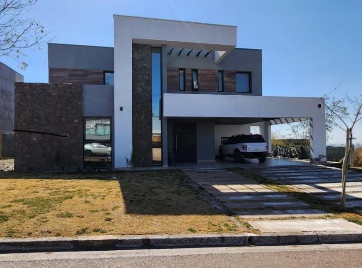 Casa · 420m² · 4 Dormitorios · 2 Cocheras