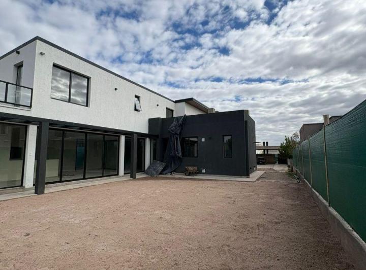 Casa · 250m² · 7 Ambientes · 2 Cocheras
