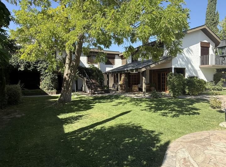 Casa · 482m² · 6 Dormitorios · 2 Cocheras