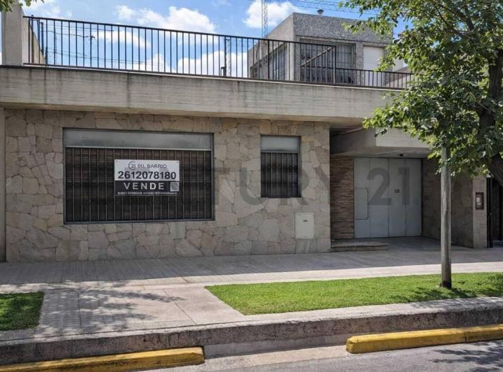 Oficina comercial · 265m² · 9 Ambientes · 1 Cochera