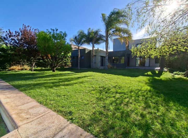 Casa · 260m² · 7 Ambientes · 4 Cocheras