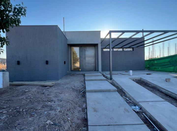 Casa · 145m² · 5 Ambientes · 2 Cocheras