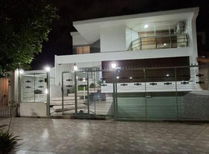 Casa · 250m² · 1 Ambiente · 2 Cocheras