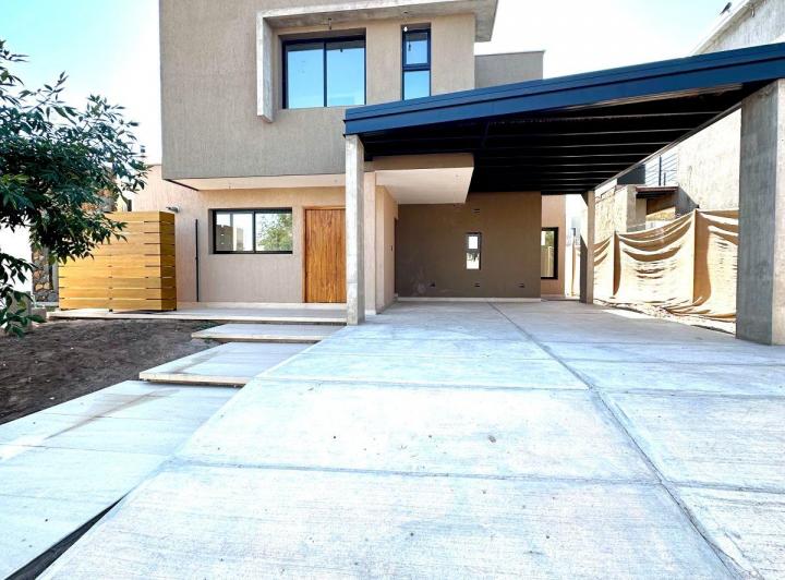 Casa · 229m² · 5 Ambientes · 2 Cocheras