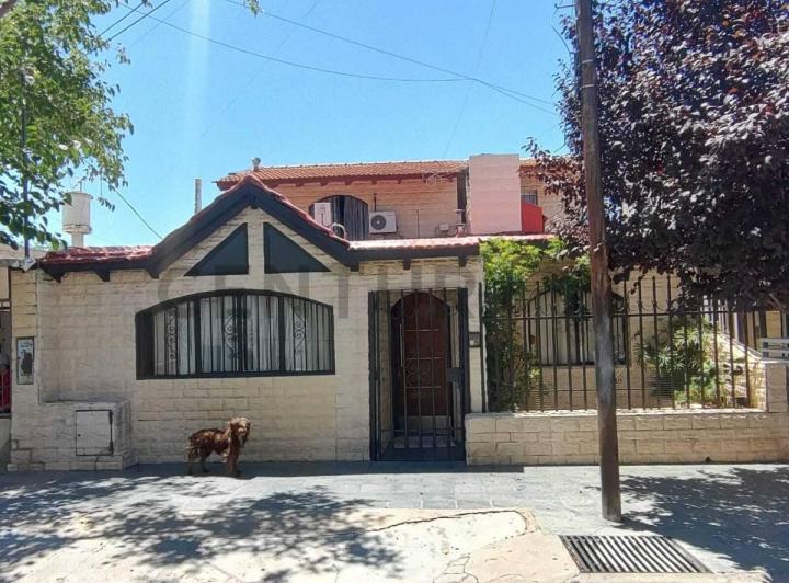 Casa · 100m² · 8 Ambientes