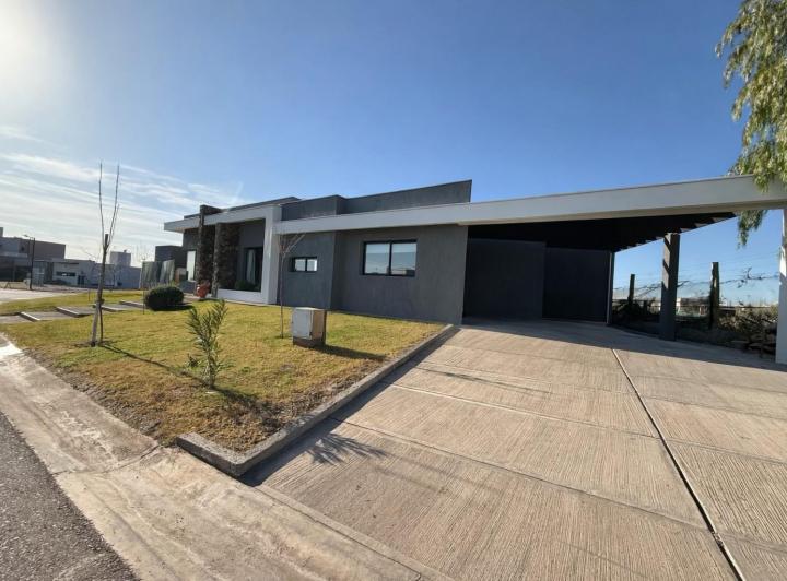 Casa · 225m² · 6 Ambientes · 2 Cocheras