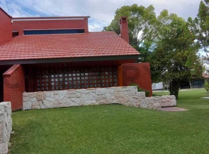Casa · 500m² · 4 Dormitorios · 2 Cocheras