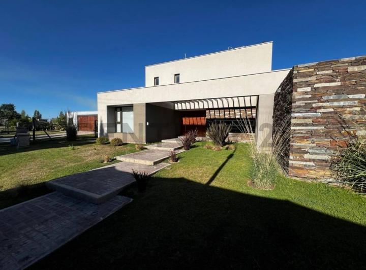 Casa · 493m² · 10 Ambientes · 2 Cocheras