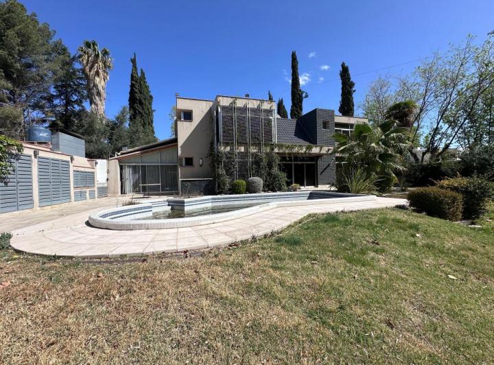 Casa · 550m² · 9 Ambientes · 2 Cocheras