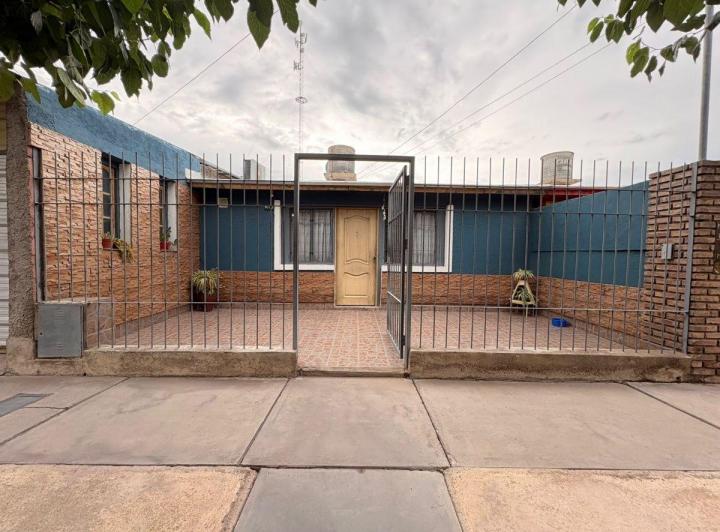 Casa · 100m² · 4 Ambientes · 2 Cocheras