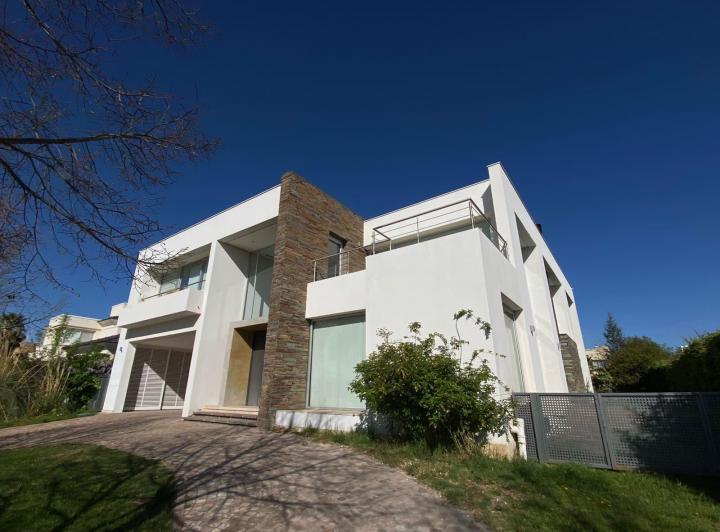 Casa · 650m² · 12 Ambientes · 2 Cocheras