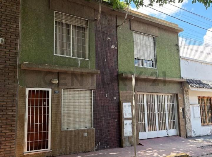 Casa · 275m² · 7 Dormitorios · 1 Cochera