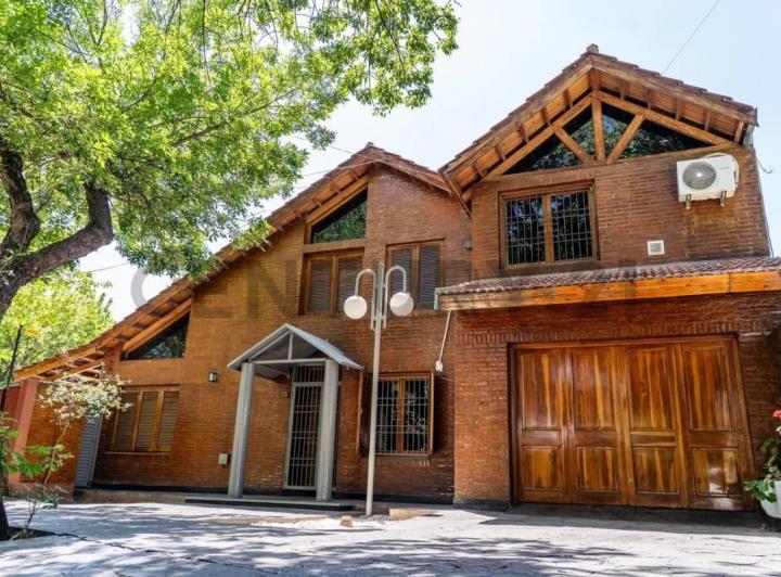 Casa · 336m² · 9 Ambientes · 2 Cocheras