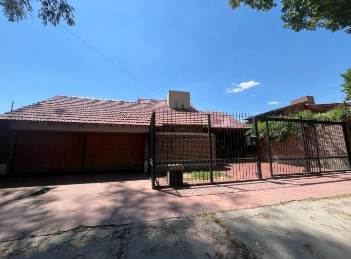 Casa · 278m² · 6 Ambientes · 4 Cocheras
